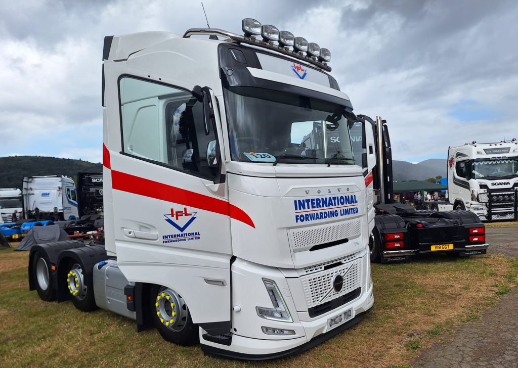 Side view Volvo FH Aero
